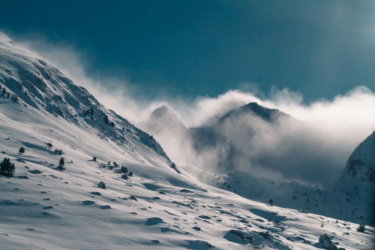 A snowy mountain path — a visual metaphor for navigating imposter syndrome in career planning with the support of character strengths