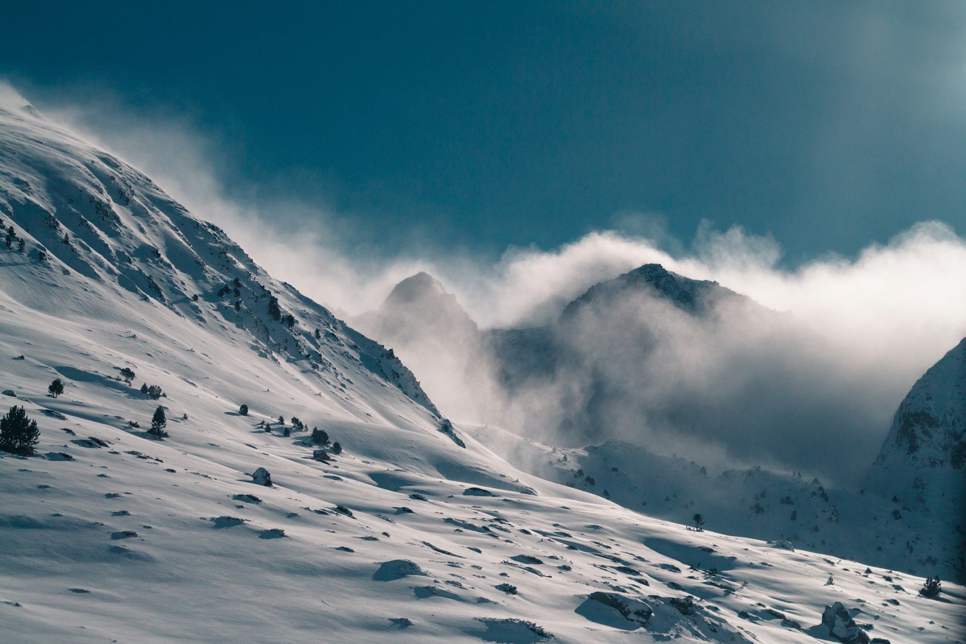 A snowy mountain path — a visual metaphor for navigating imposter syndrome in career planning with the support of character strengths